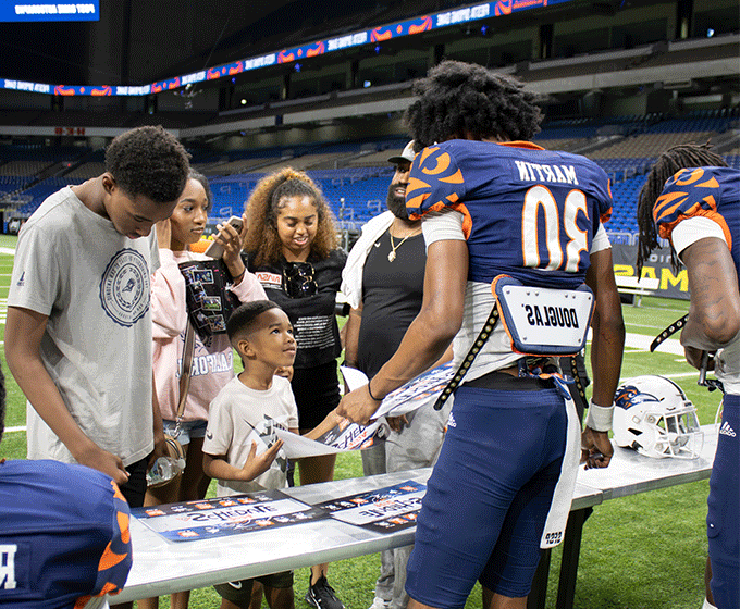 Slideshow: Roadrunners ring in Fiesta with annual <a href='http://sp.pudukottaicitymatrimony.com'>世界杯官方app</a> Football scrimmage